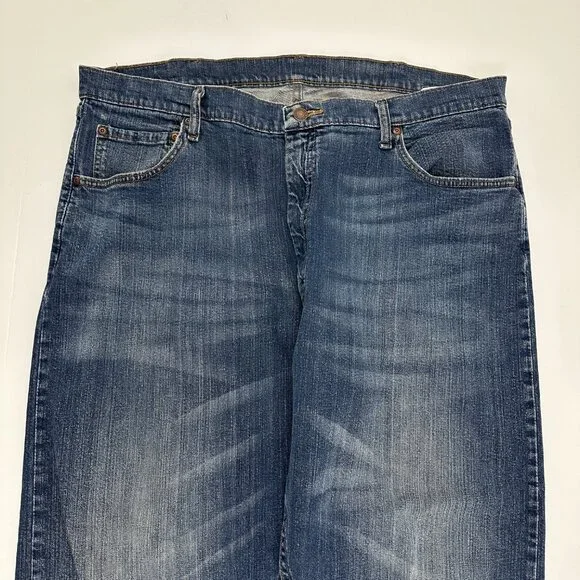 Wrangler Relaxed Fit Straight Leg Men's size 40x30 Dark Wash Blue Denim Jeans - Picture 2 of 4